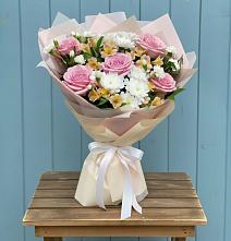 Букет цветов из:  Гвоздики, Орхидеи и Розы в Исилькуле