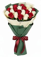 Букет Микс из красных и белых роз в Исилькуле