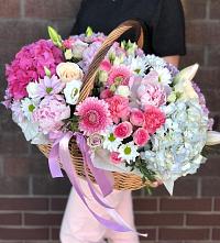 Композиция солнечный день в Исилькуле Цветочная композиция из Розы, Хризантемы, Пионы и Лизиантусы в корзине в Исилькуле