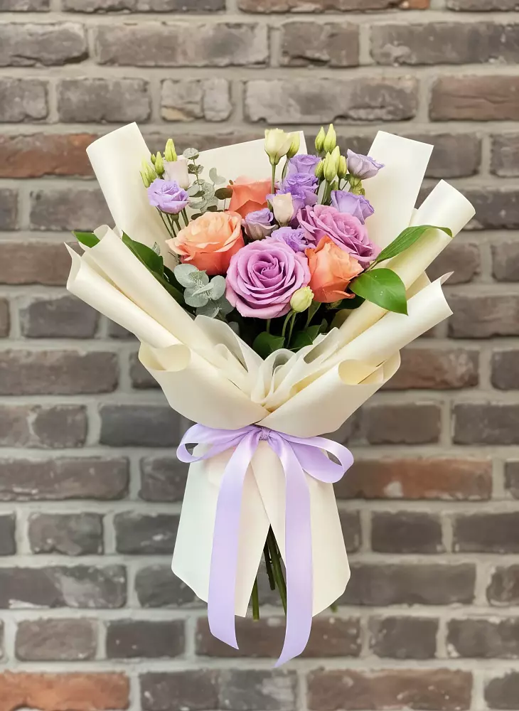 Букет цветов из: Лизиантусы и Розы в Исилькуле