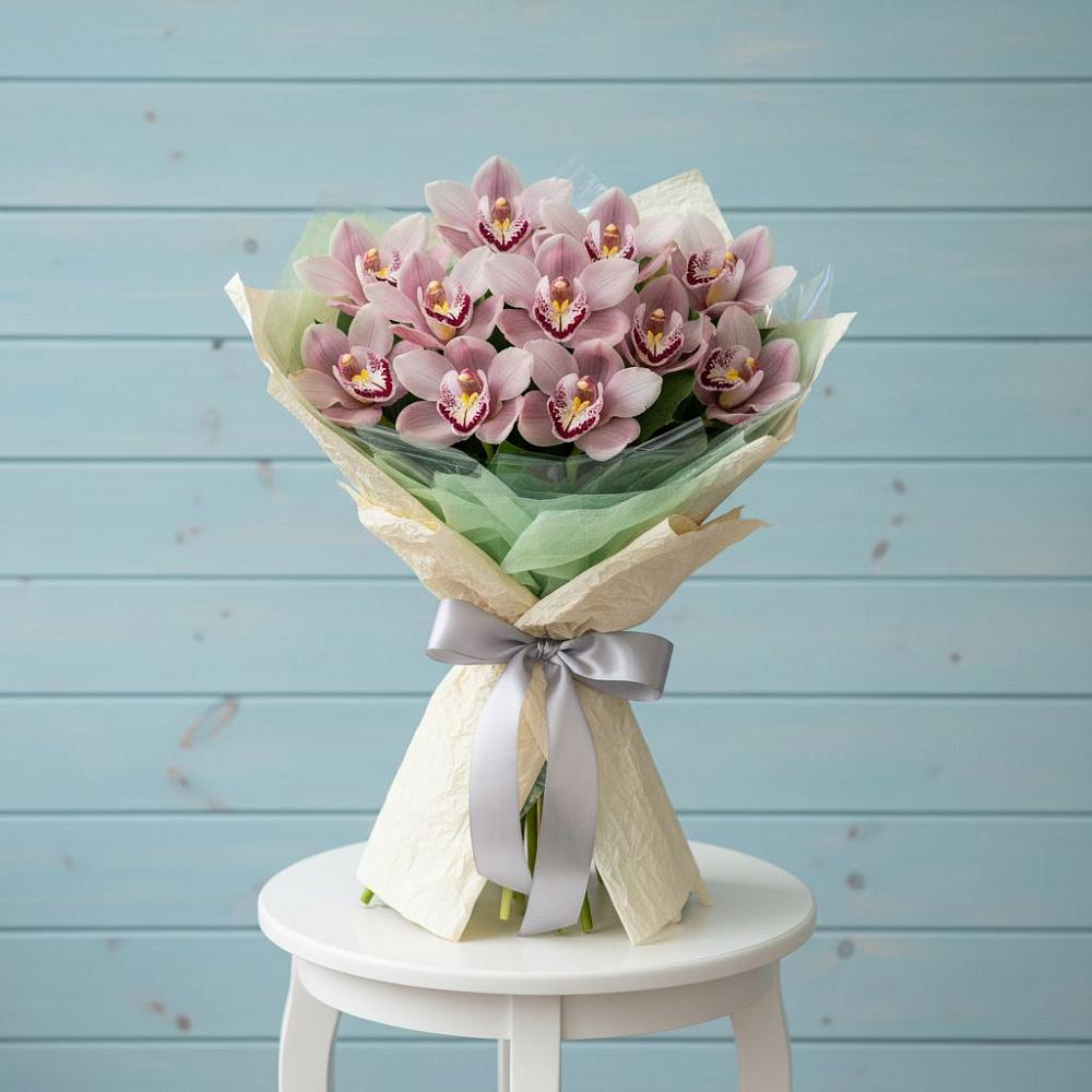 Букет цветов из: Орхидеи и Розы в Исилькуле