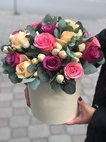Цветочная композиция из Розы в шляпной коробке в Исилькуле