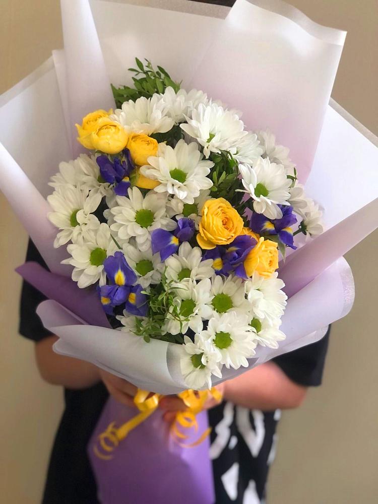 Букет цветов из: Ирисы, Хризантемы и Розы в Исилькуле