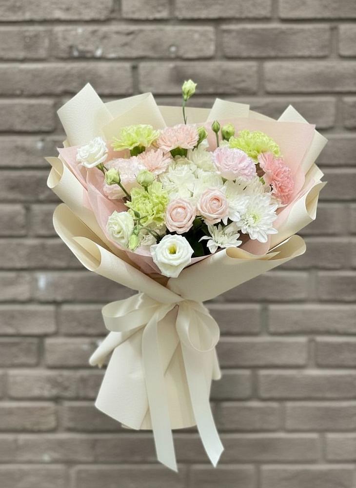 Букет цветов из: Гвоздики, Розы, Лизиантусы и Хризантемы в Исилькуле