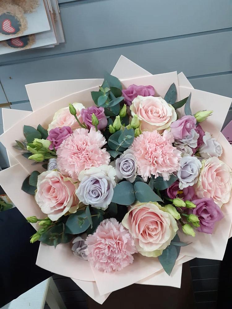 Букет цветов из: Розы, Гвоздики и Лизиантусы в Исилькуле