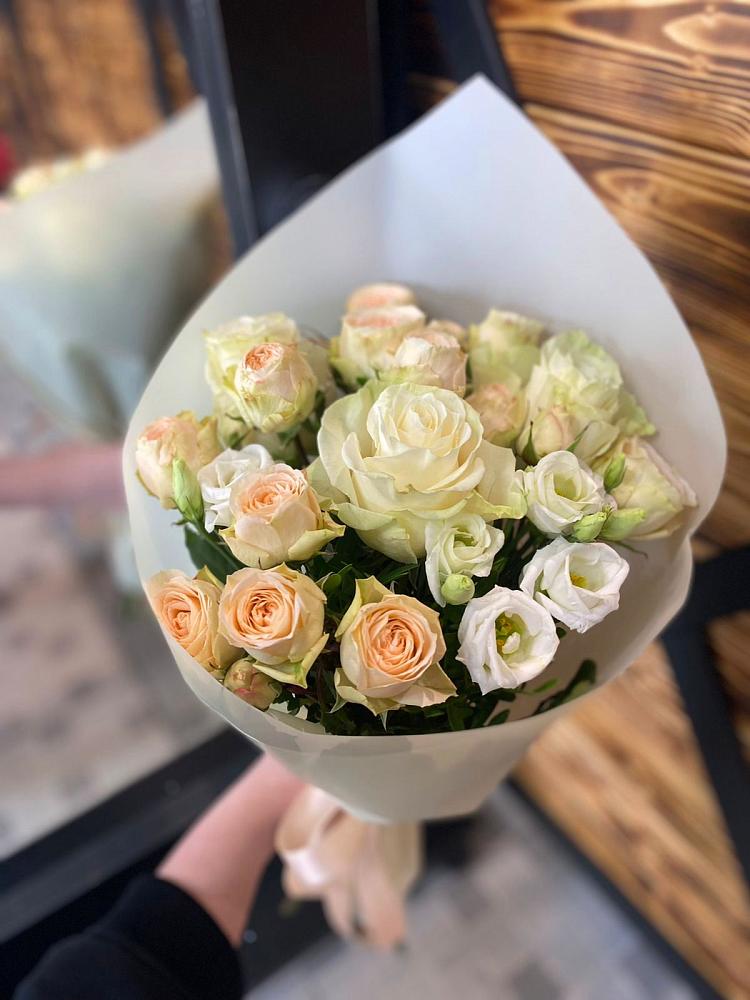 Букет цветов из: Розы и Лизиантусы в Исилькуле